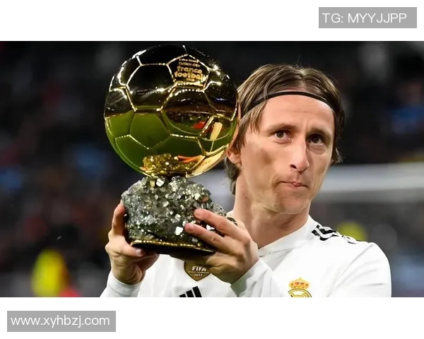 足球明星温馨瞬间抱着孩子的幸福壁纸分享